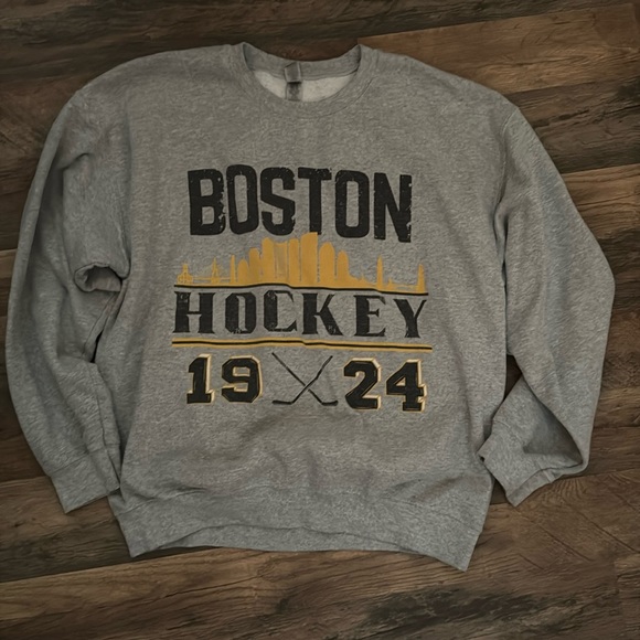 Gildan Tops - Gildan L Bruins Sweatshirt